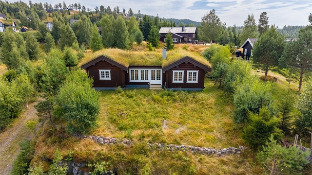 Hytta har en meget god intern beliggenhet, med en skjermet plassering på en liten høyde, samtidig som det er fritt og åpent foran hytta som gir flotte utsiktsforhold mot Mjøsa og det vakre kulturlandskapet.