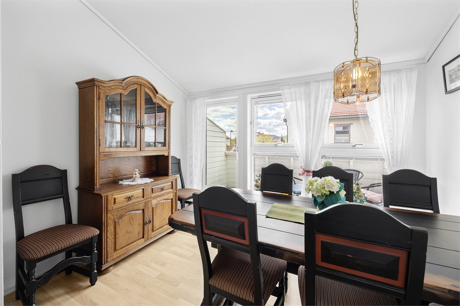 Spisestuen har god plass til et stort spisebord for sosiale sammenkomster.