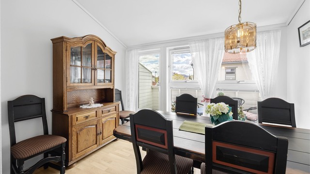 Spisestuen har god plass til et stort spisebord for sosiale sammenkomster.