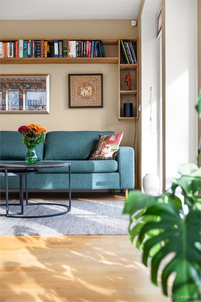 Plassbygde hyller gir både karakter og praktisk oppbevaring i stuen.