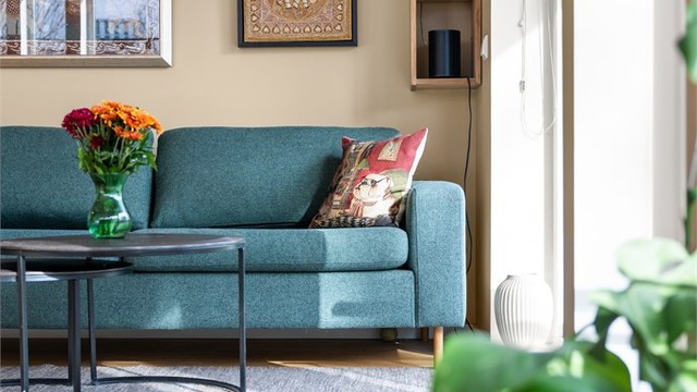 Plassbygde hyller gir både karakter og praktisk oppbevaring i stuen.