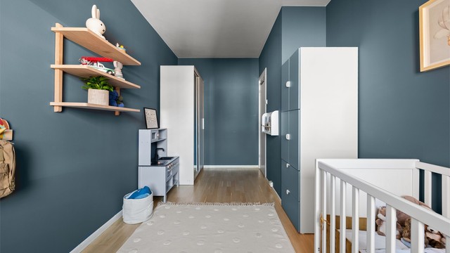 Gjennomgående laminatgulv og lyse, malte veggflater binder rommene sammen.