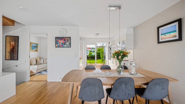 I boligens hovedetasje ligger stue og kjøkken i en åpen og luftig løsning, i tillegg til soverom.