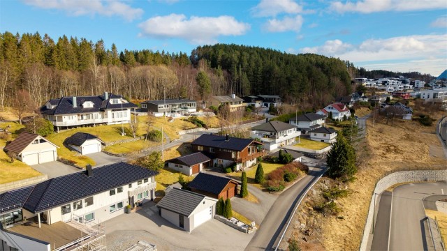 Dronebilde av boligområdet tatt fra vest. Herfra er det kort vei til flott turterreng og friområder