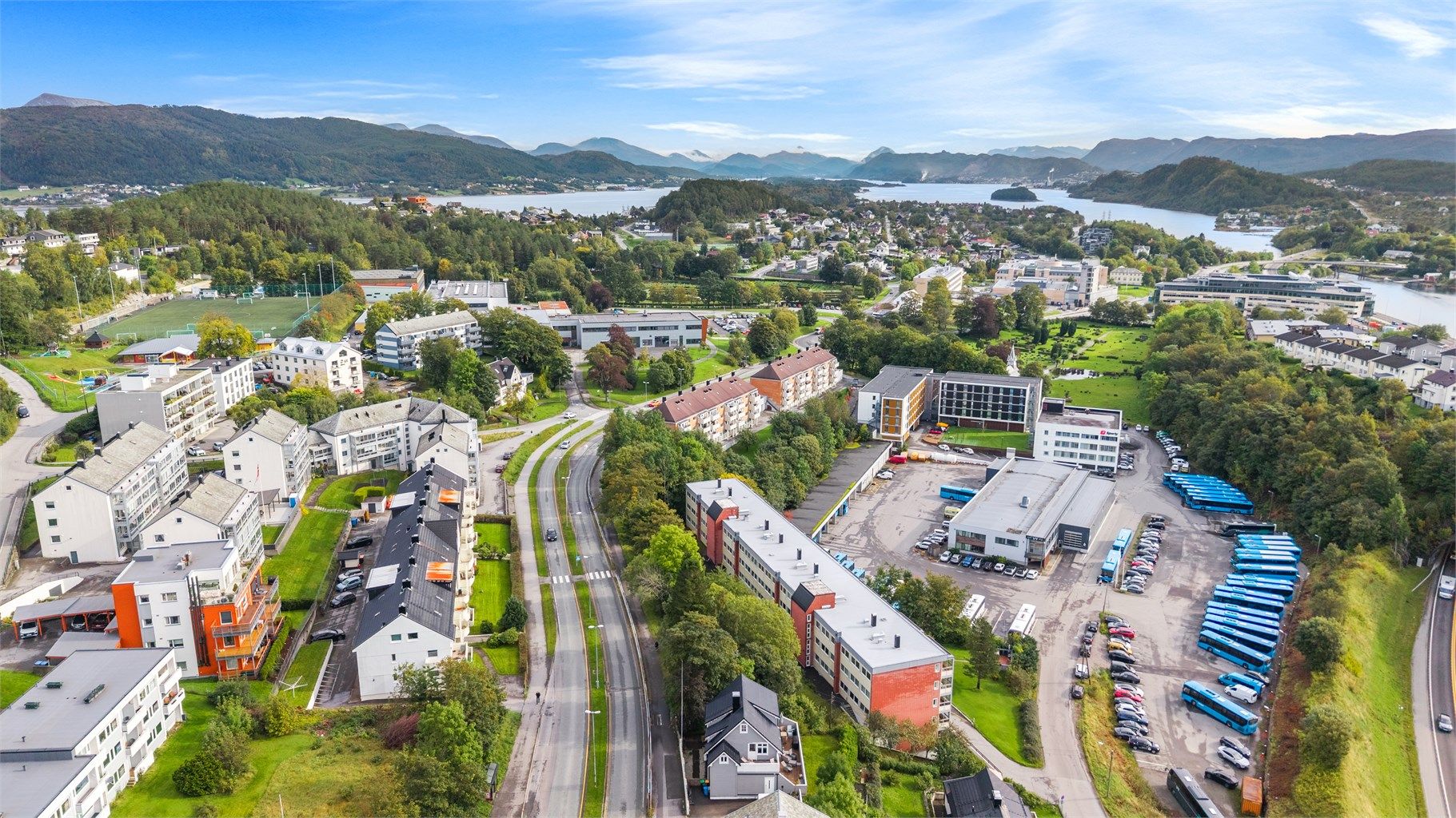 Dronebilde tatt fra vest mot øst