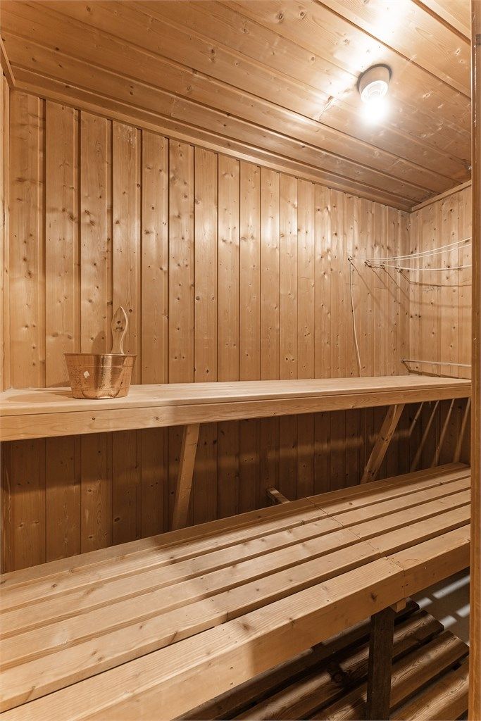 Fra vaskerommet er det direkte tilgang til en egen badstue.