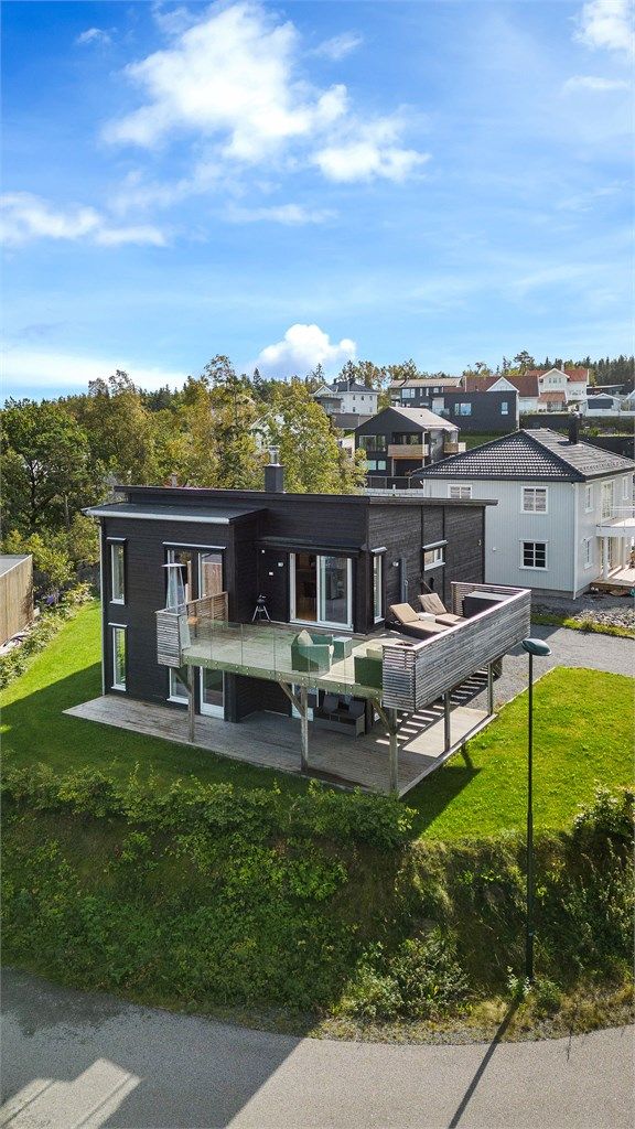 Boligen ligger i et barnevennlig område uten gjennomgangstrafikk.