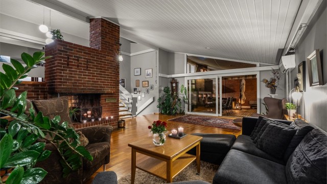 Velkommen til Steinhammerveien 21B – et arkitekttegnet atriumhus med solrik og barnevennlig beliggenhet ved Holtet.