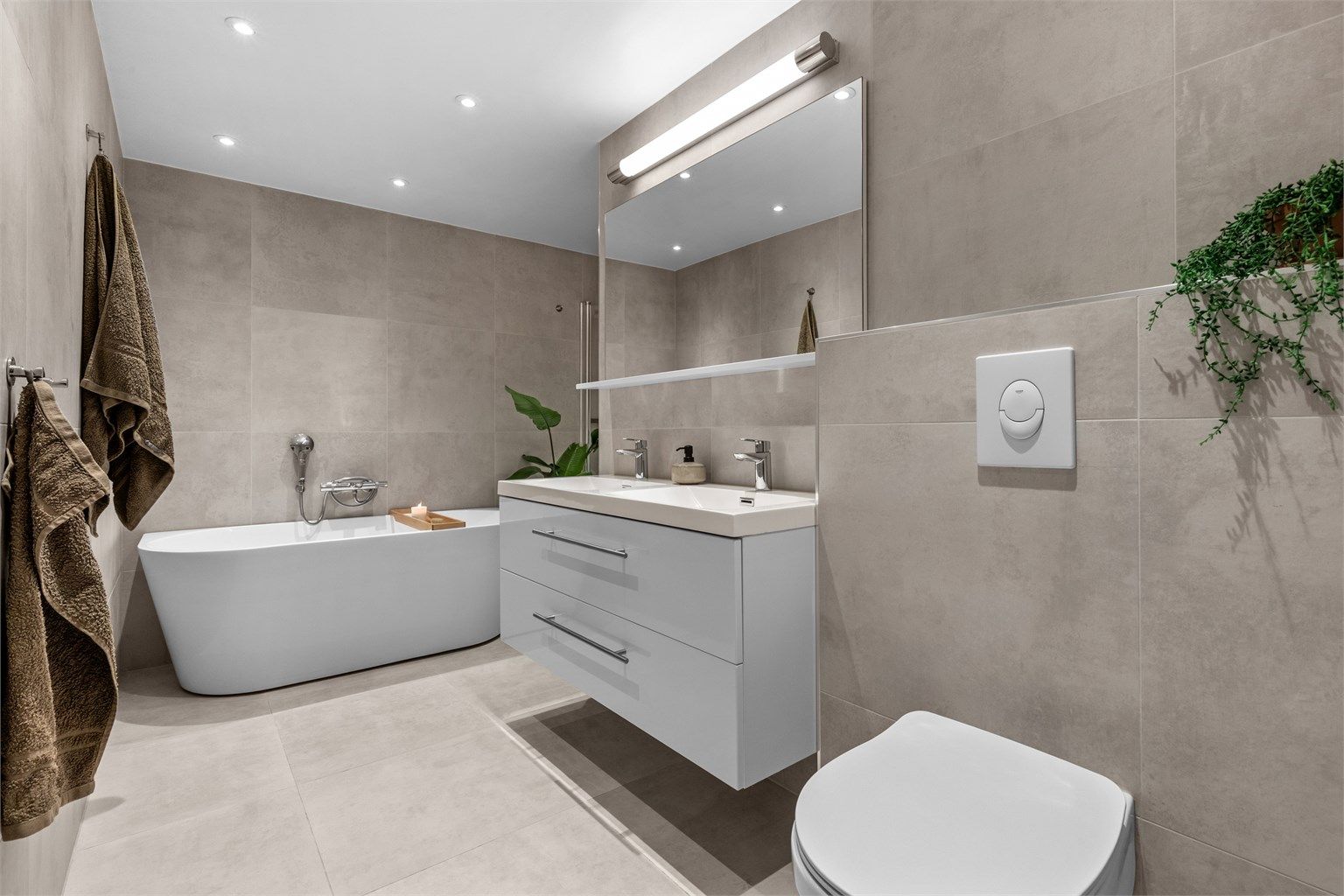 Bad - pent bad rehabilitert i 2020 - flislagt gulv og vegger - gulvvarme - downlights i himling