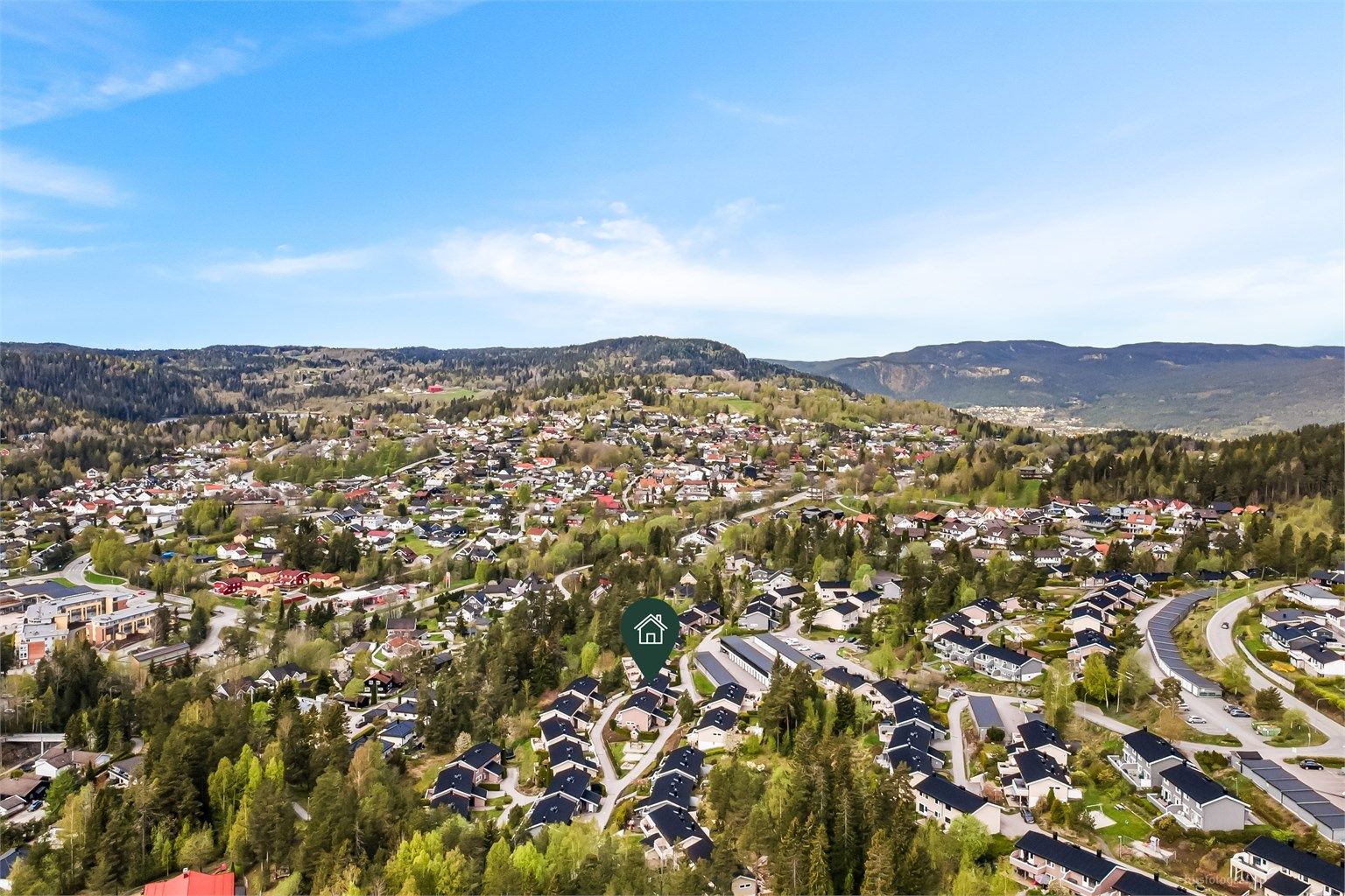 Boligen ligger i gangavstand fra barnehage, skoler, bussholdeplass, marka og Konnerud senter.