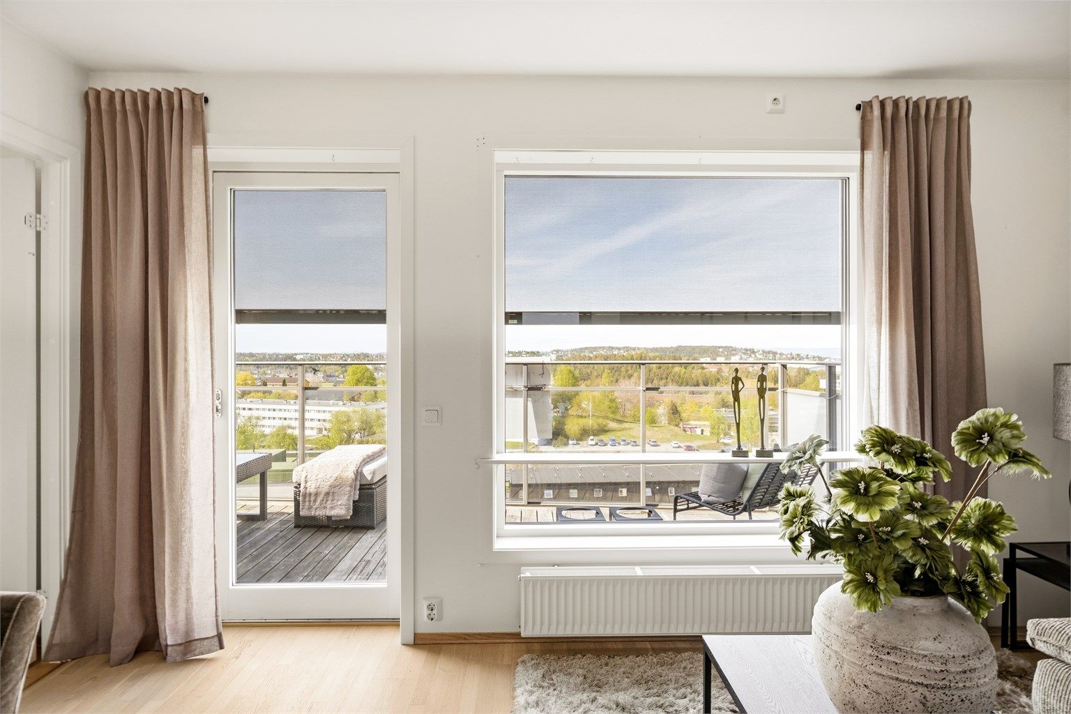 Vinduer og balkongdør er utstyrt med elektrisk solskjerming.