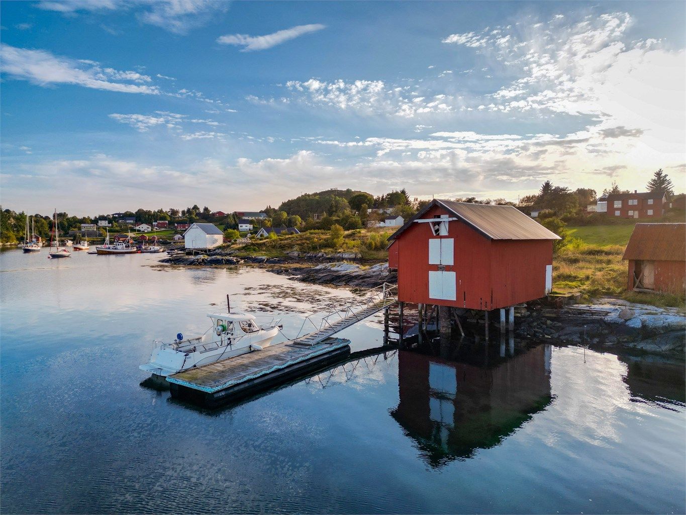 I tillegg medfølger nausttomt på ca. 150 kvm som eies i realsameie fordelt på tre eiendommer, med eierandel på 1/3 hver. 