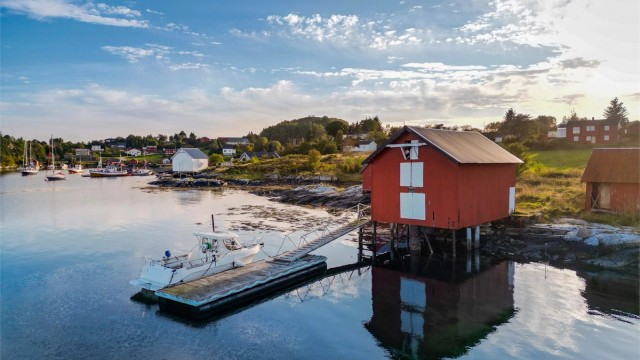 I tillegg medfølger nausttomt på ca. 150 kvm som eies i realsameie fordelt på tre eiendommer, med eierandel på 1/3 hver.
