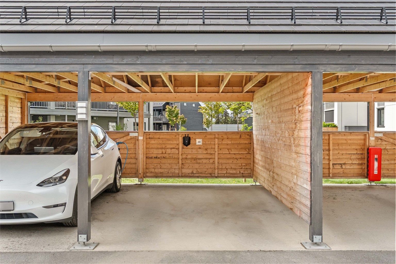 Carport med elbillader. 