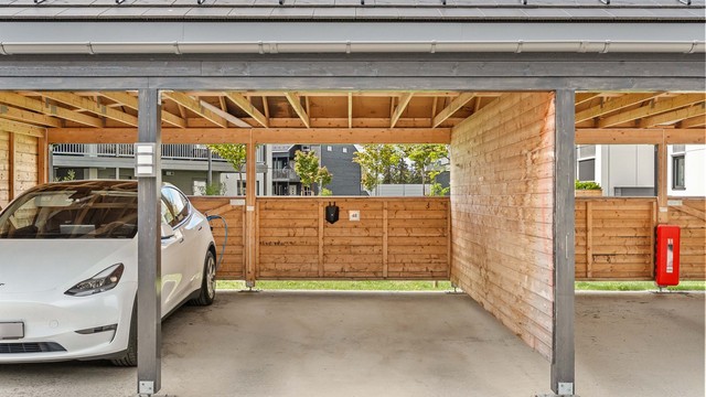 Carport med elbillader.