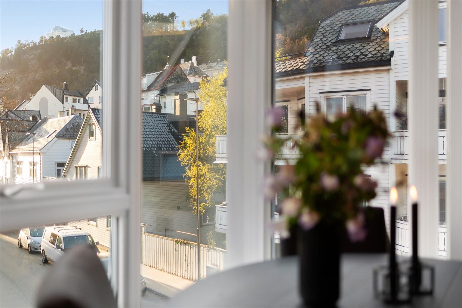 Vel så sjarmerende utsikt mot Byfjellet og Fjellstua