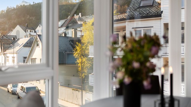 Vel så sjarmerende utsikt mot Byfjellet og Fjellstua