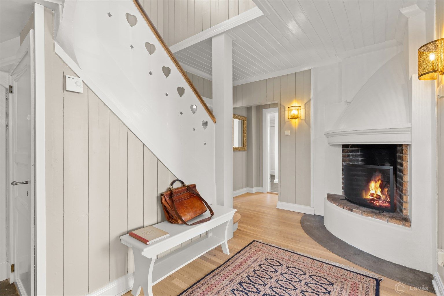 Den unike hallen setter umiddelbart tonen for resten av boligen. Allerede her møter du mye av husets karakter og sjarme. Den stemningsfulle peisen gir rommet en lun og innbydende atmosfære