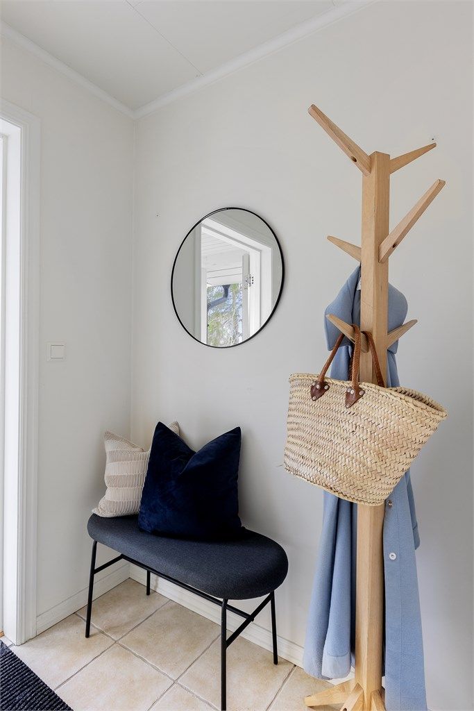 Entréen gir et godt førsteinntrykk og har flislagt gulv. Her er det plass til å henge fra seg yttertøy.