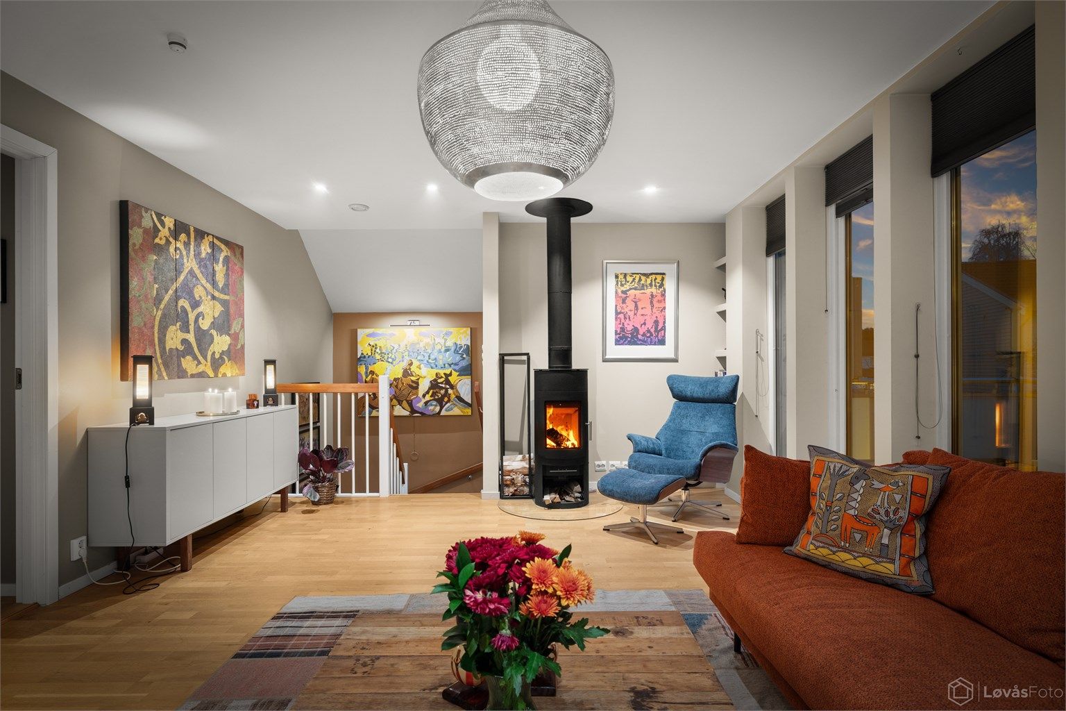 Rommet er lunt og koselig på kveldstid.