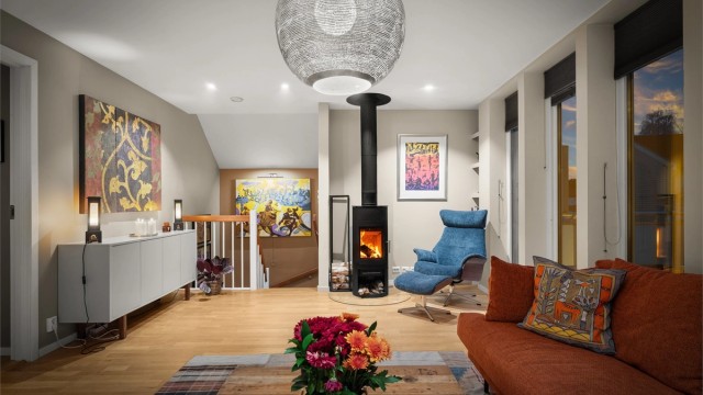 Rommet er lunt og koselig på kveldstid.