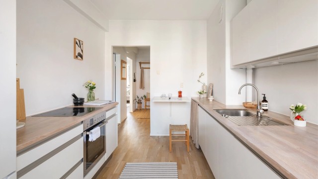 Medfølgende hvitevarer består av stekeovn, platetopp, oppvaskmaskin og frittstående kjøleskap.