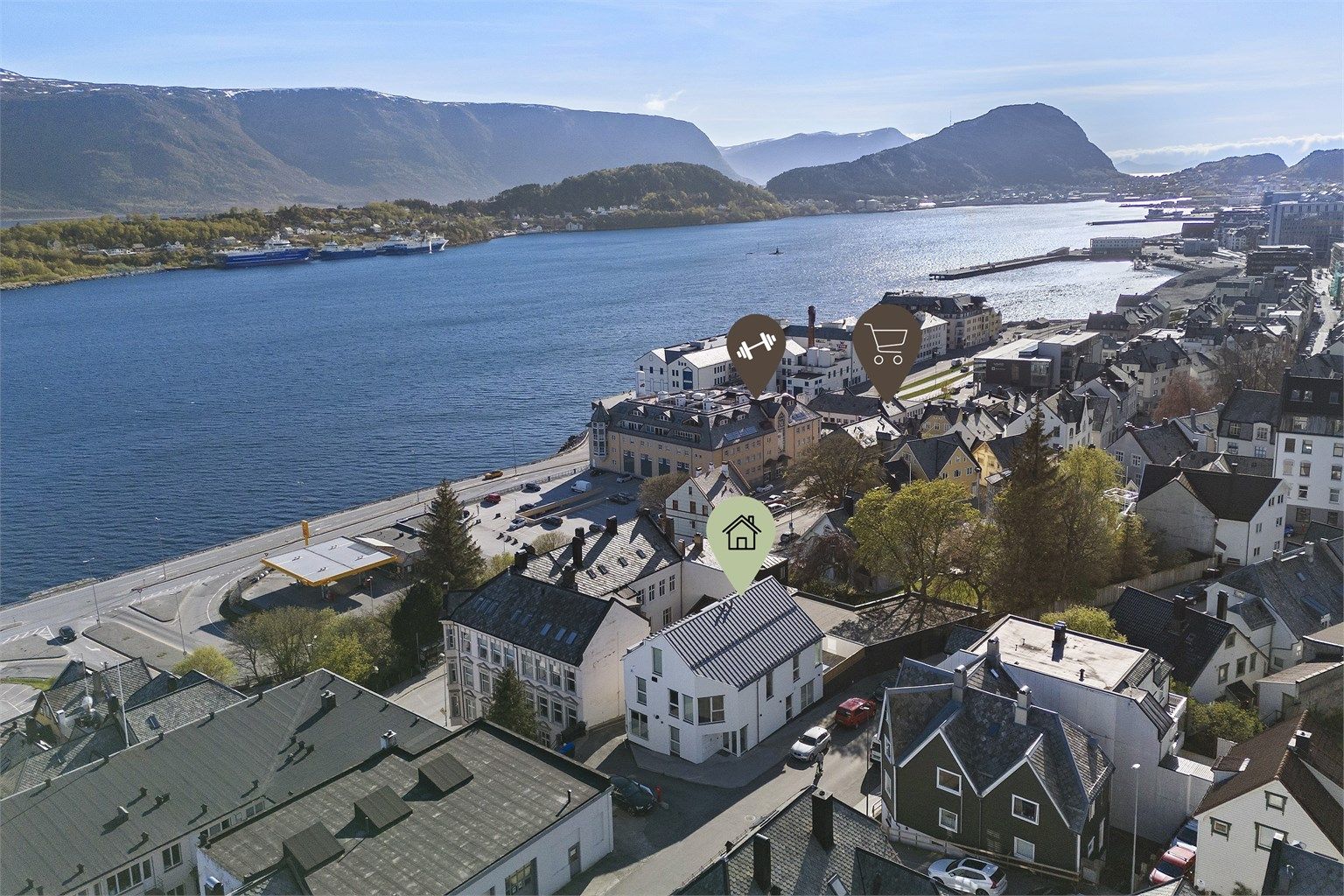 Treningssenter og dagligvarebutikk ligger i Sundgata. Ellers er det flere populære serveringssteder i nærområdet