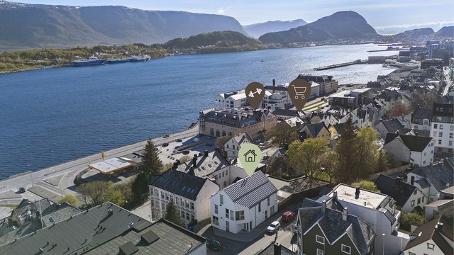 Treningssenter og dagligvarebutikk ligger i Sundgata. Ellers er det flere populære serveringssteder i nærområdet