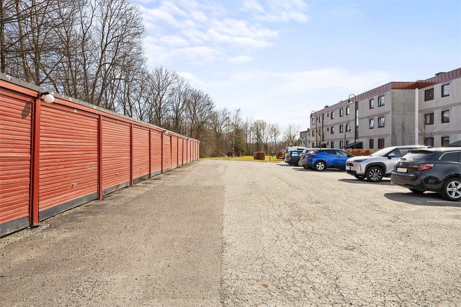 Borettslaget har et stort felles parkeringsområde med mulighet for leie av garasjeplass (etter liste).