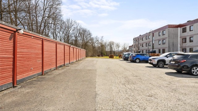 Borettslaget har et stort felles parkeringsområde med mulighet for leie av garasjeplass (etter liste).