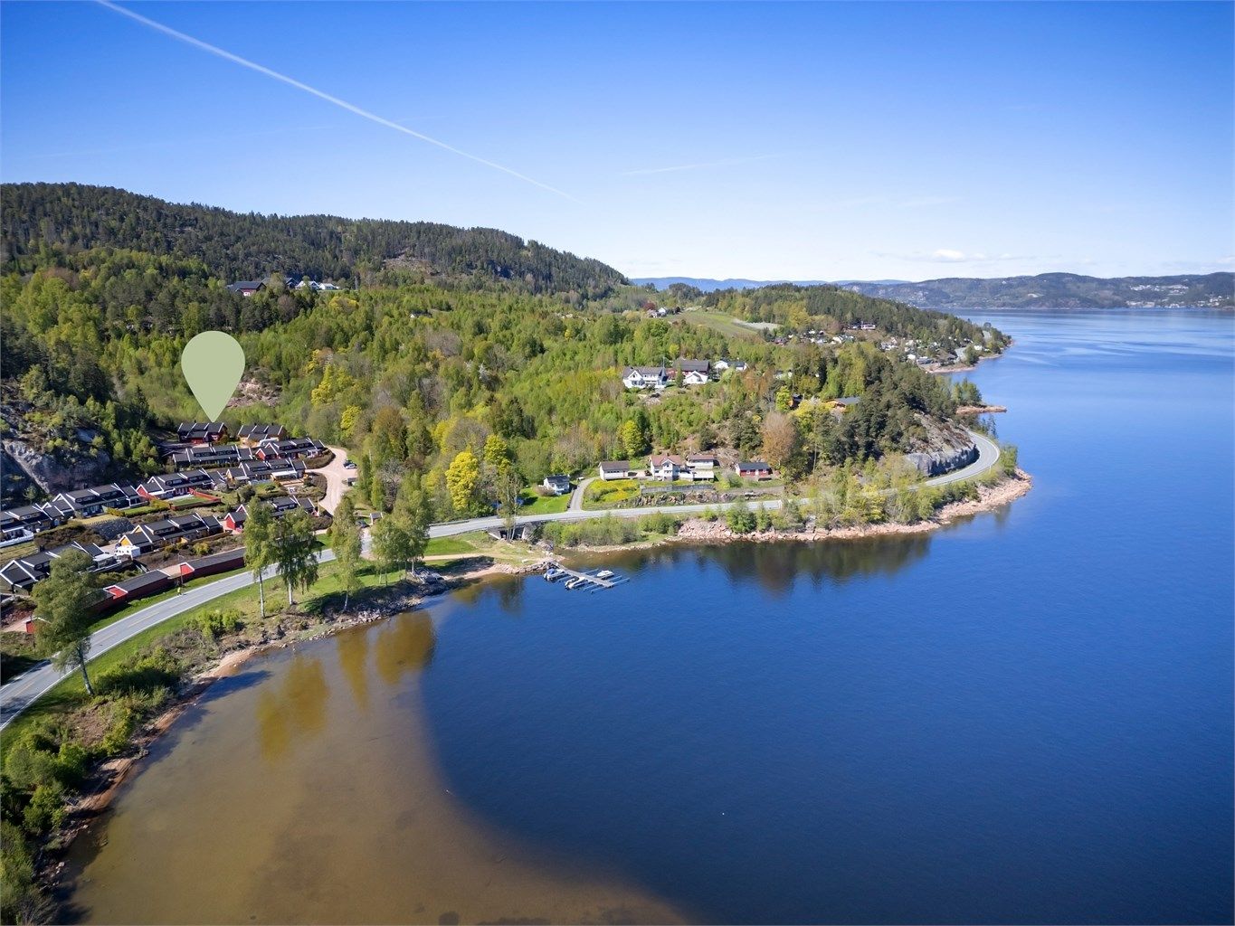 Nærhet til badestrender, båtliv og fiskemuligheter langs fjorden, umiddelbar nærhet til bademuligheter på sandstrand (Sagbukta)