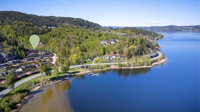 Nærhet til badestrender, båtliv og fiskemuligheter langs fjorden, umiddelbar nærhet til bademuligheter på sandstrand (Sagbukta)