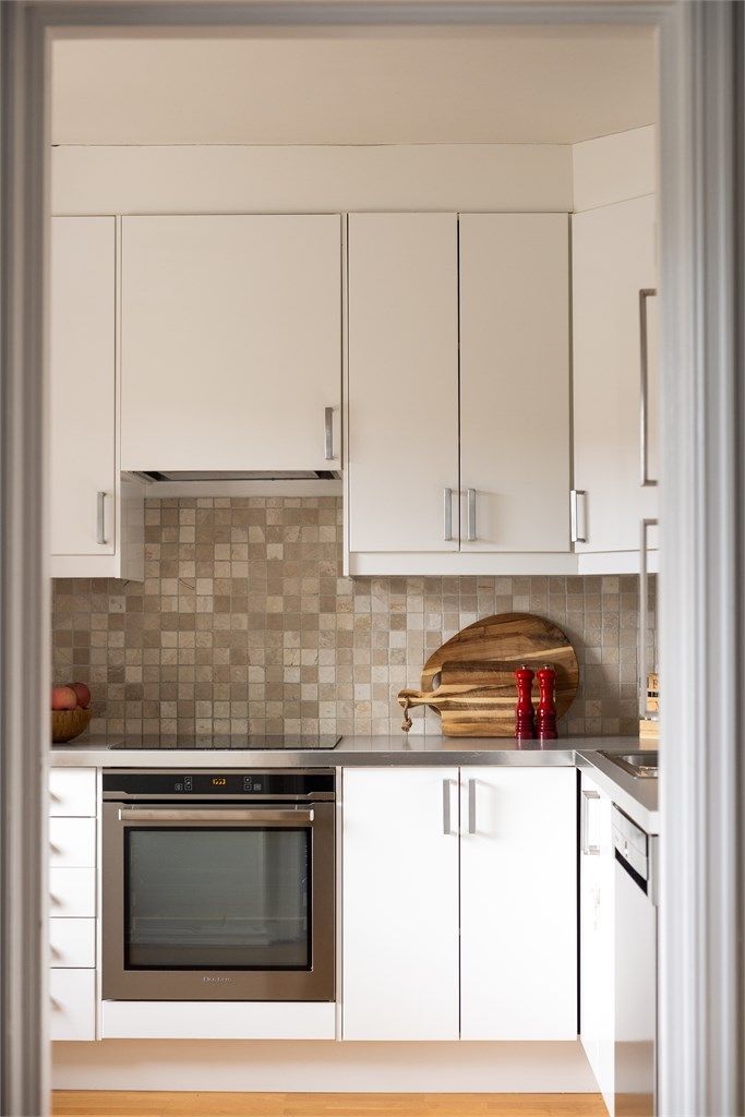 Godt med skap- og benkeplass gjør kjøkkenet funksjonelt og lett å jobbe på.