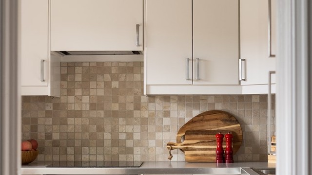 Godt med skap- og benkeplass gjør kjøkkenet funksjonelt og lett å jobbe på.