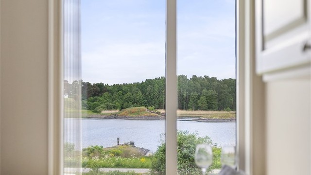 Den fantastiske utsikten fra både stue og kjøkken gjør denne leiligheten helt spesiell