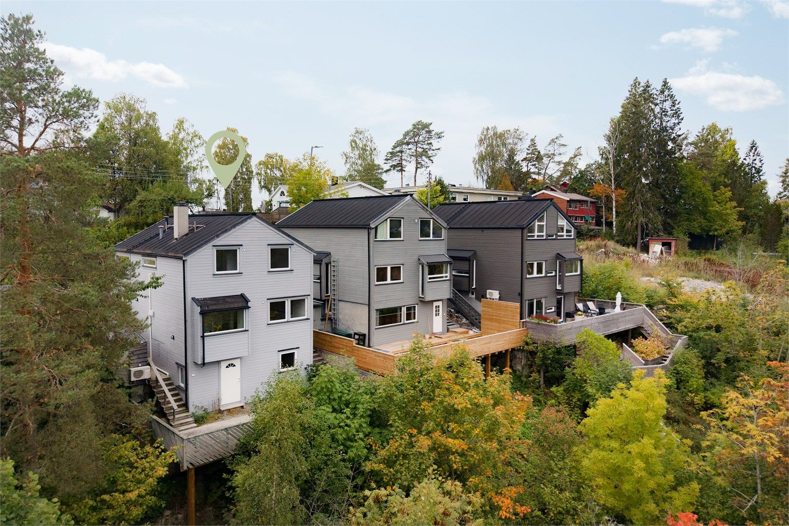 Velkommen til Skausnaret 14C på Toppåsen og denne svært innholdsrike eneboligen over 3 plan med 5 soverom, 2 bad og egen inngang til kjeller. Presentert av Christoffer S. Akerjordet og Krogsveen Nordstrand. 
Foto: Lars Gartå