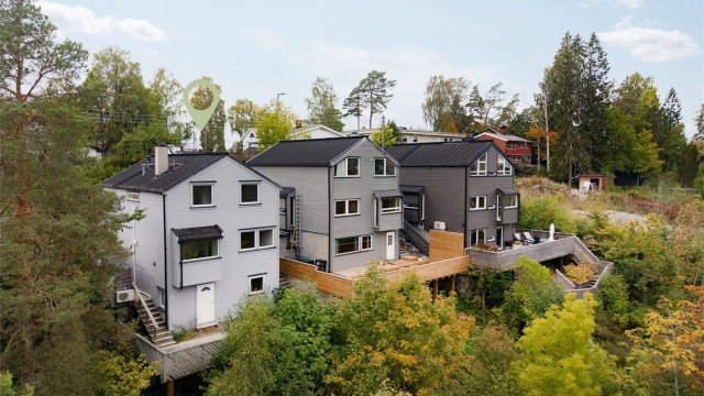 Velkommen til Skausnaret 14C på Toppåsen og denne svært innholdsrike eneboligen over 3 plan med 5 soverom, 2 bad og egen inngang til kjeller. Presentert av Christoffer S. Akerjordet og Krogsveen Nordstrand.
Foto: Lars Gartå