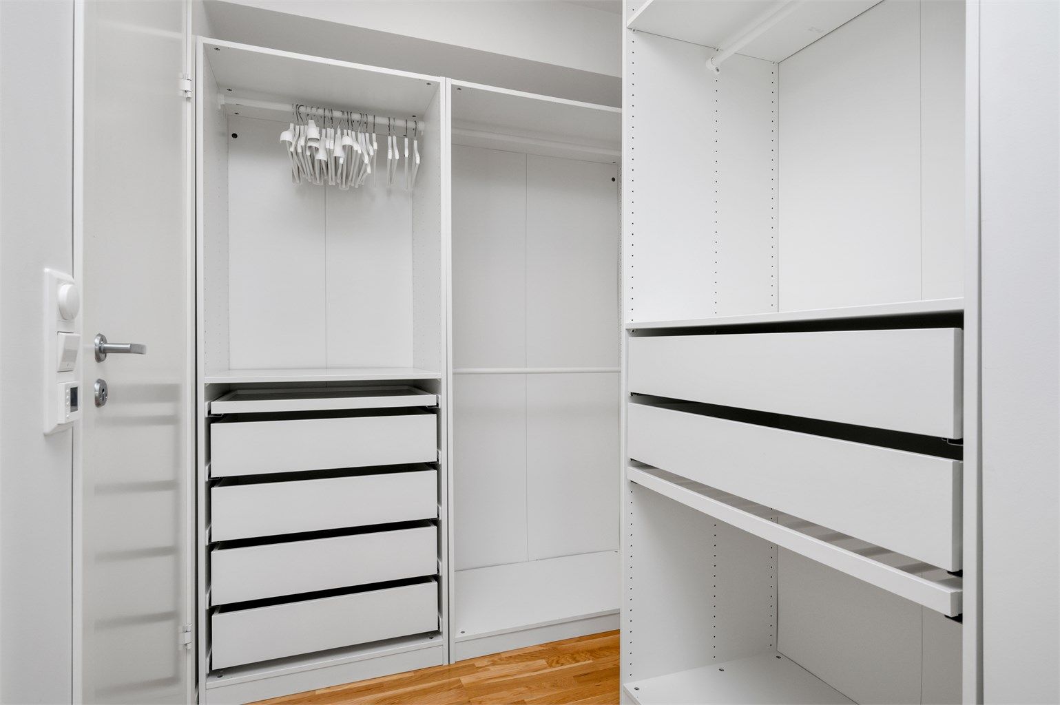 Videre har rommet integrert walk-in garderobe og eget bad. 