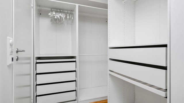 Videre har rommet integrert walk-in garderobe og eget bad.