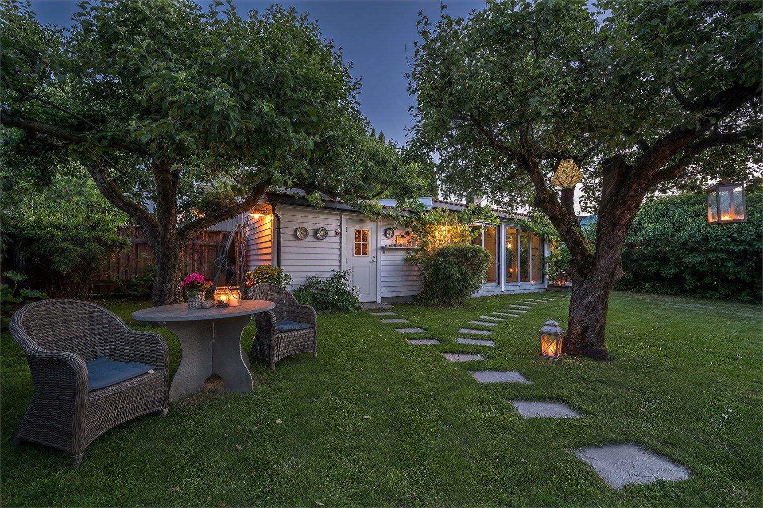 Garasjen er omgjort til stemningsfull hagestue med flislagt gulv, isolerte vegger og tak, samt stor skyvedør mot nord og øst. I tilknytning til hagestuen er det tilbygget en isolert sportsbod på ca. 11. kvm. 