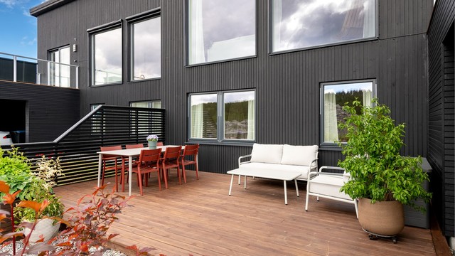 Sørvendt markterrasse på 25 kvm med utgang fra første etasje.