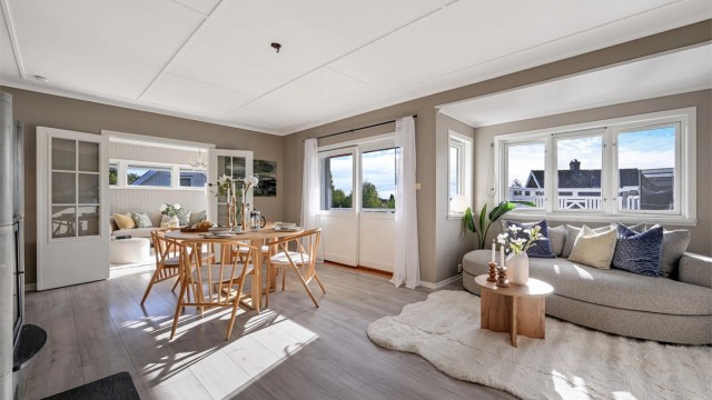 Stor familiebolig med egen utleiedel, solrik takterrasse og tomt | Attraktiv og flott beliggenhet på Vestskogen - Det er satt inn balkongdør i stuen der det tidligere har vært vinduer.Det foreligger ikke dokumentasjon på at tiltaket er omsøkt/godkjent.