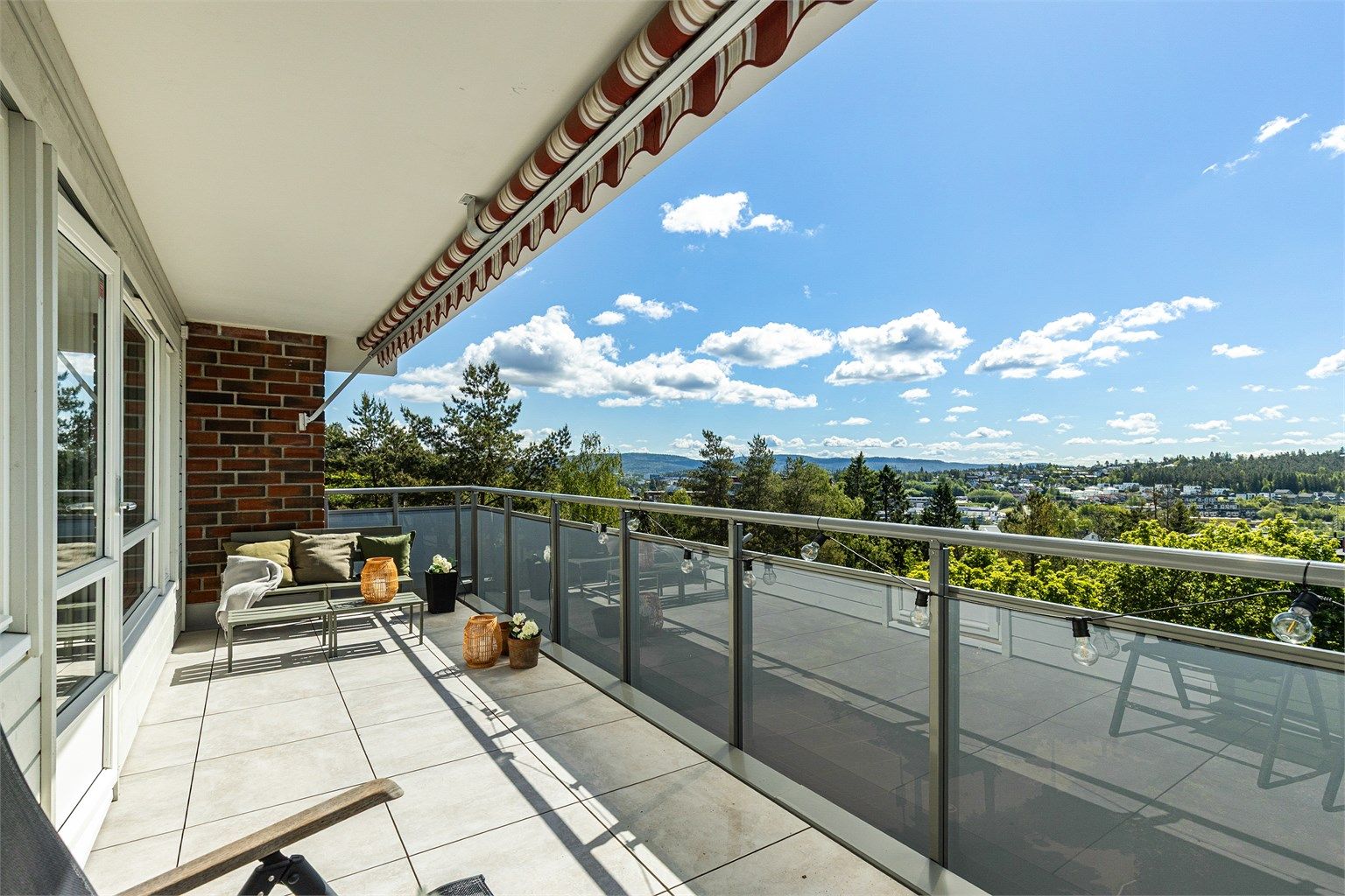 Balkogen på hele 15 kvm med gode solforhold og nydelig utsikt over området fungerer som en fin forlengelse av stuen på årets varmere dager.