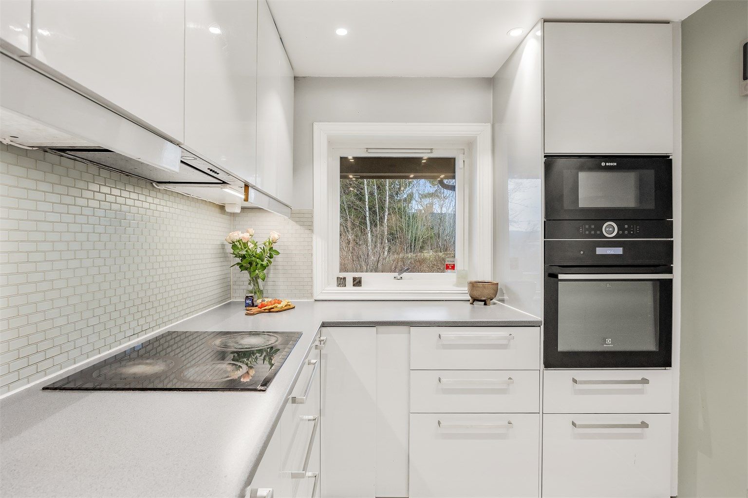 Kjøkkenet er utstyrt med integrert stekeovn, platetopp og mikrobølgeovn. Automatisk vannstopper er installert for ekstra trygghet.