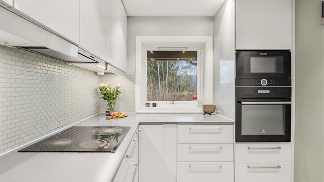 Kjøkkenet er utstyrt med integrert stekeovn, platetopp og mikrobølgeovn. Automatisk vannstopper er installert for ekstra trygghet.