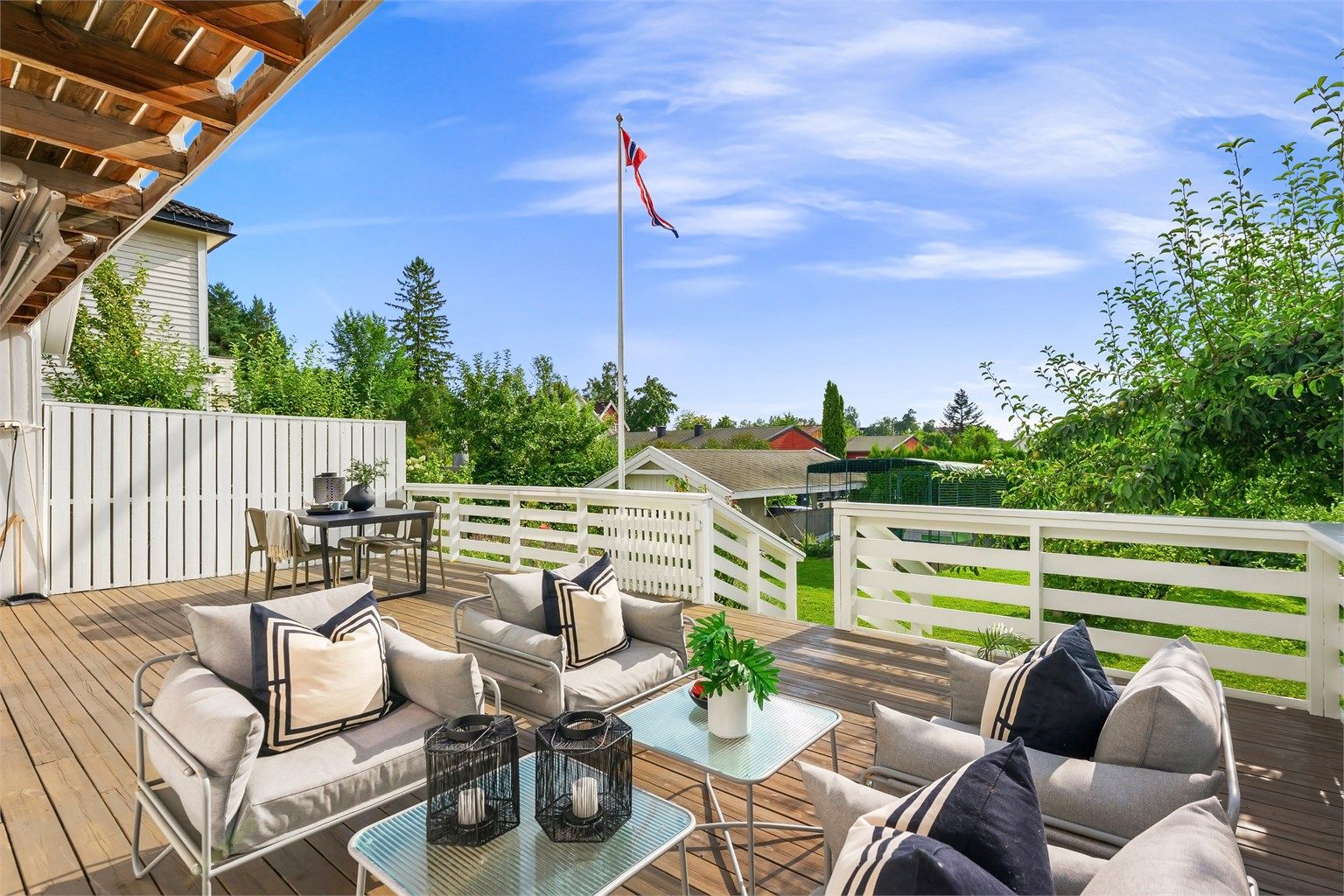 Sørvestvendt terrasse med markise og varmelampe.