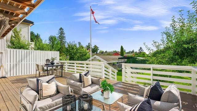 Sørvestvendt terrasse med markise og varmelampe.
