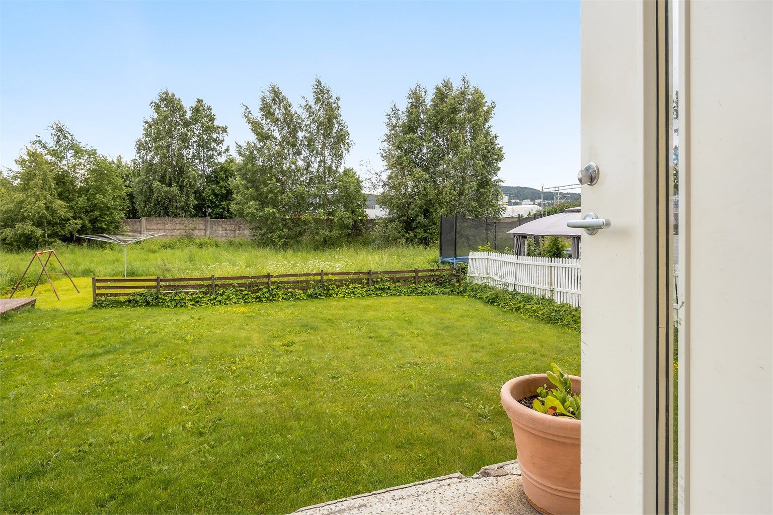 Romslig felleshage med platting som har felles hagemøblement. Hagen har sol fra ca. kl. 08.00 til 20.00 (midtsommerstid) iflg. selger. 