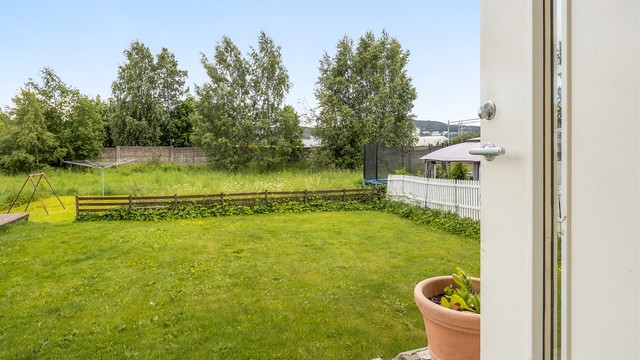 Romslig felleshage med platting som har felles hagemøblement. Hagen har sol fra ca. kl. 08.00 til 20.00 (midtsommerstid) iflg. selger.