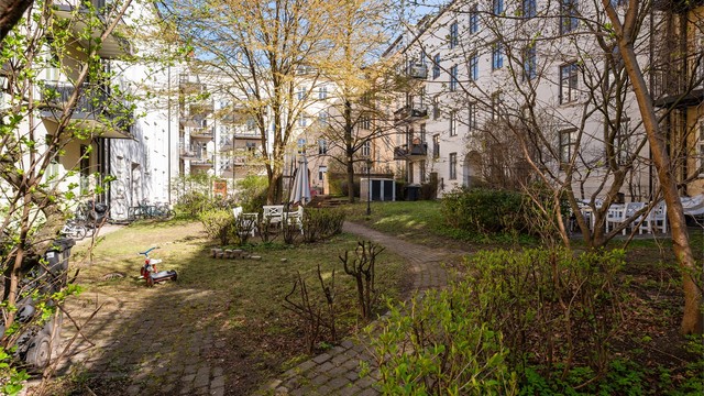 Den sjarmerende bakgården er en frodig oase for beboerne, med sittegrupper og god plass for rekreasjon.